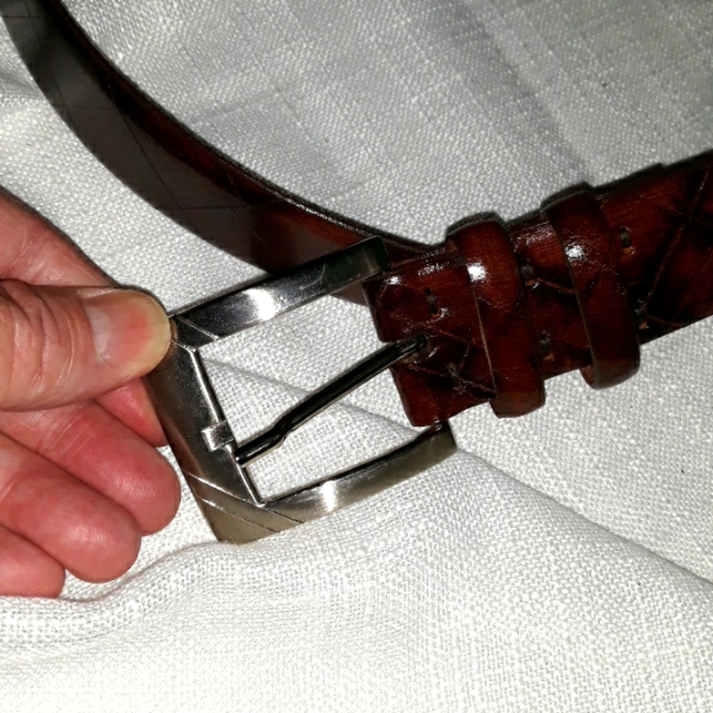 Johnston and Murphy mens brown leather belt. Made in USA. Size 40